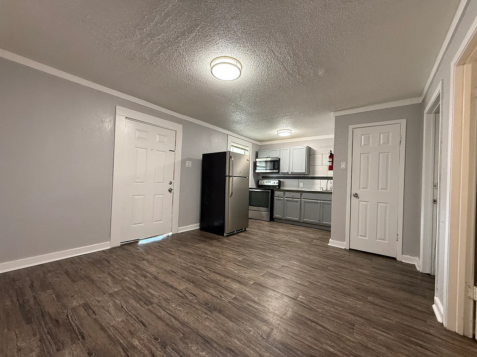 3 bed, 900 sqft, $995 — Photo 1
