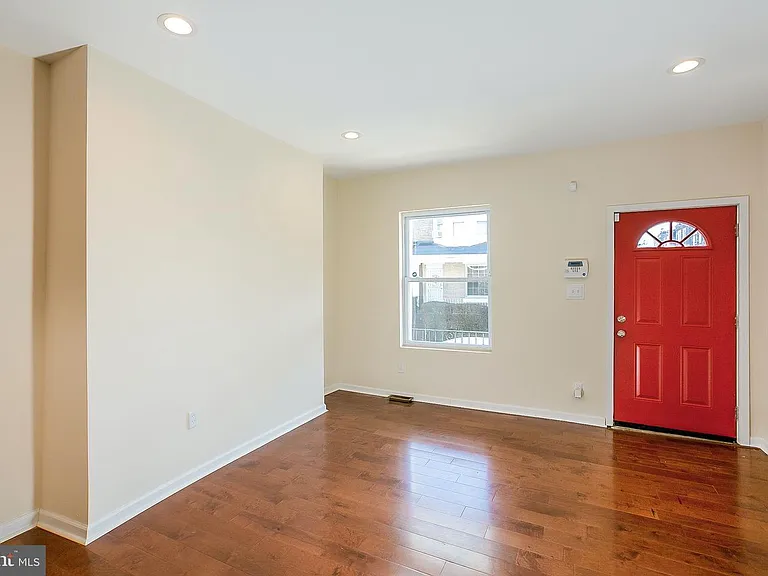 142 S Peach St — Photo 4