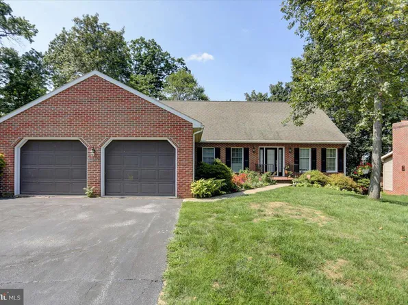 6147 Greenbriar Ln, Fayetteville, PA 17222