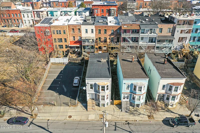 4th image of 169 Myrtle Avenue