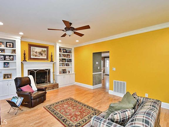 5th image of 220 Red Oak Dr