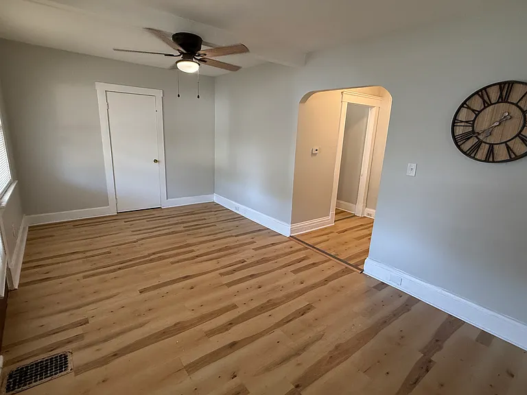 3917 Clybourne Ave — Photo 2