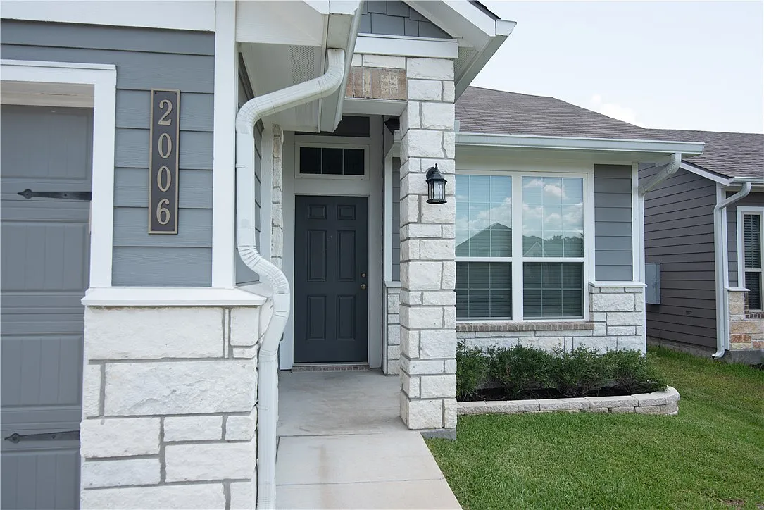 3 bed, 1350 sqft, $2,000 — Photo 2