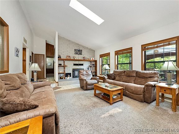 5th image of 693 Oak Valley Dr