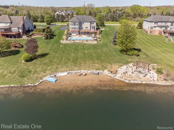 3125 Bradford Ct, Milford, MI 48380