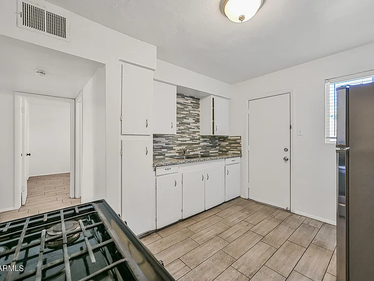 903 N 22nd Pl — Photo 5