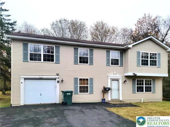 721 Country Place Dr, Tobyhanna, PA 18466