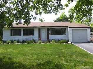 2 Taffy Ct, Kings Park, NY 11754