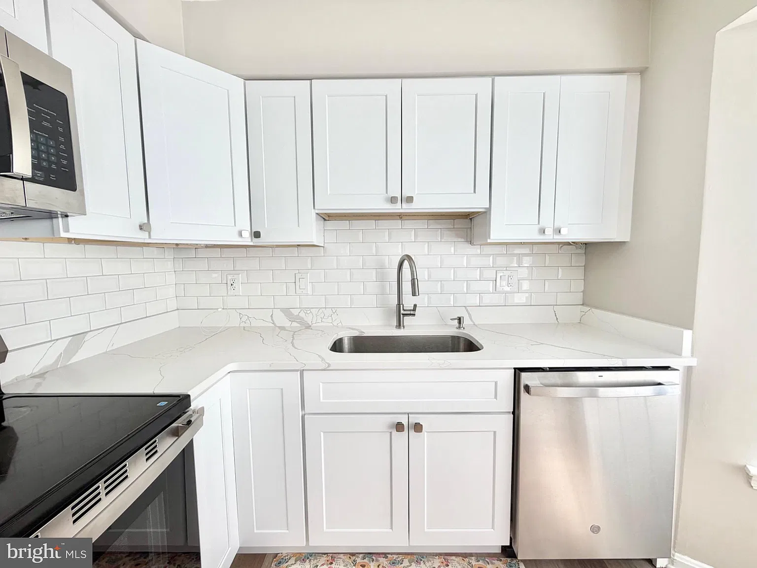 3 bed, 3.5 bath, 1333 sqft, $3,100 — Photo 2