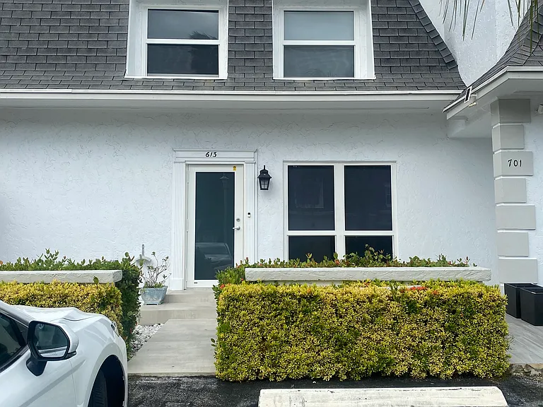 613 NE 26th Ave — Photo 1