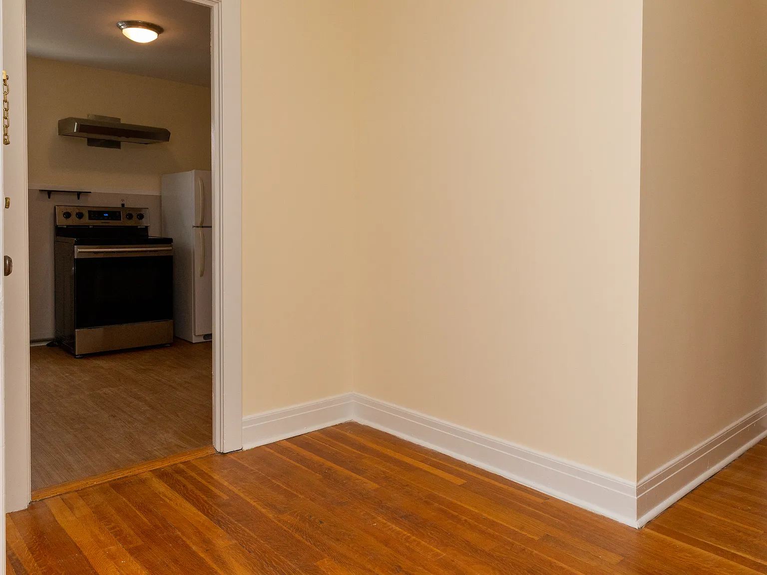 2 bed, 760 sqft, $2,100 — Photo 3