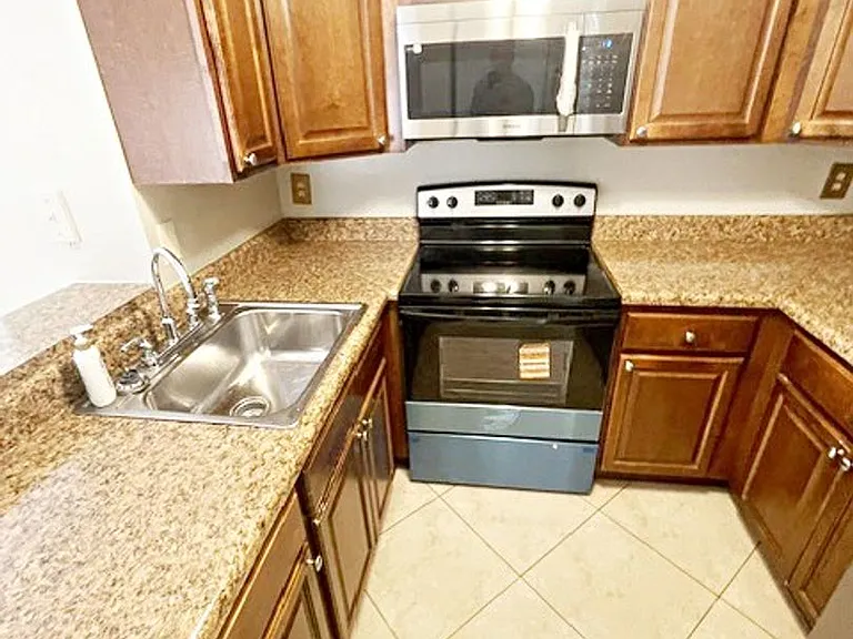 1548 SE Royal Green Cir #M-108 — Photo 5