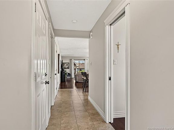 3rd image of 20 Thornhill Cres
