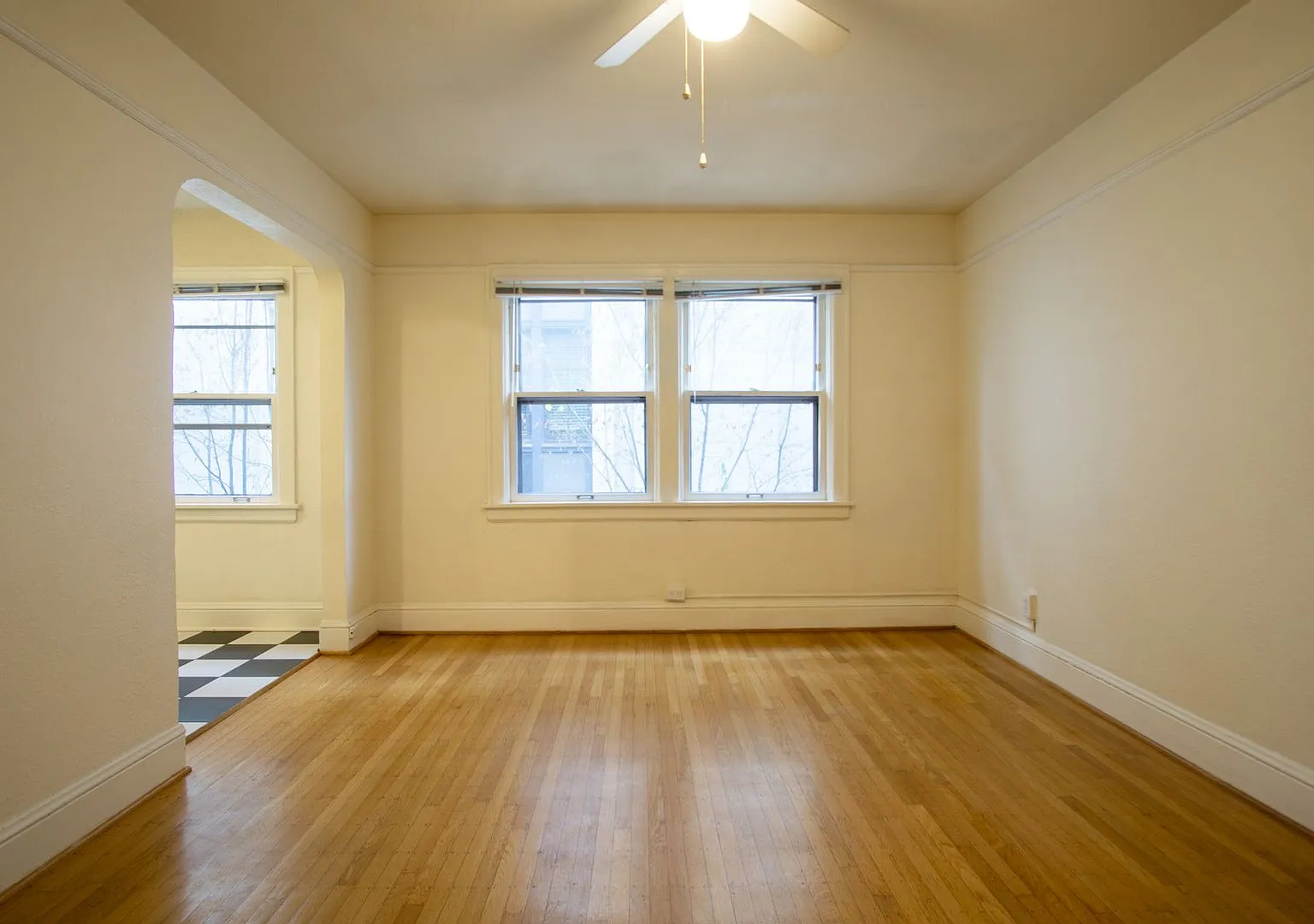 Spacious & Bright Top-Floor Studio With Free Rent! — Photo 4