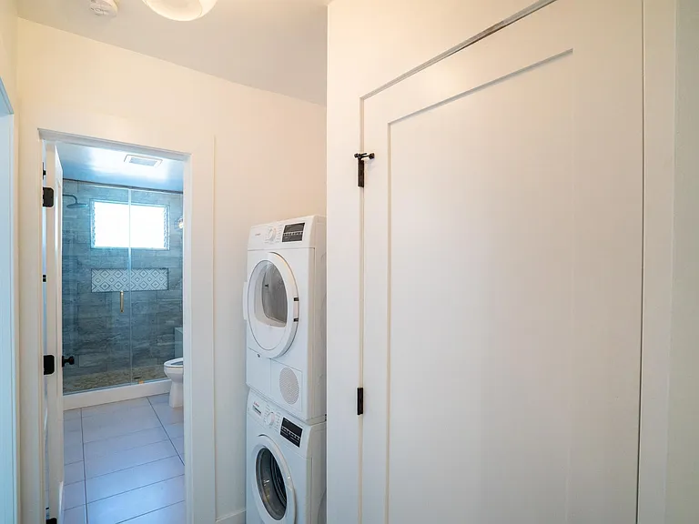 1036 N Genesee Ave — Photo 5