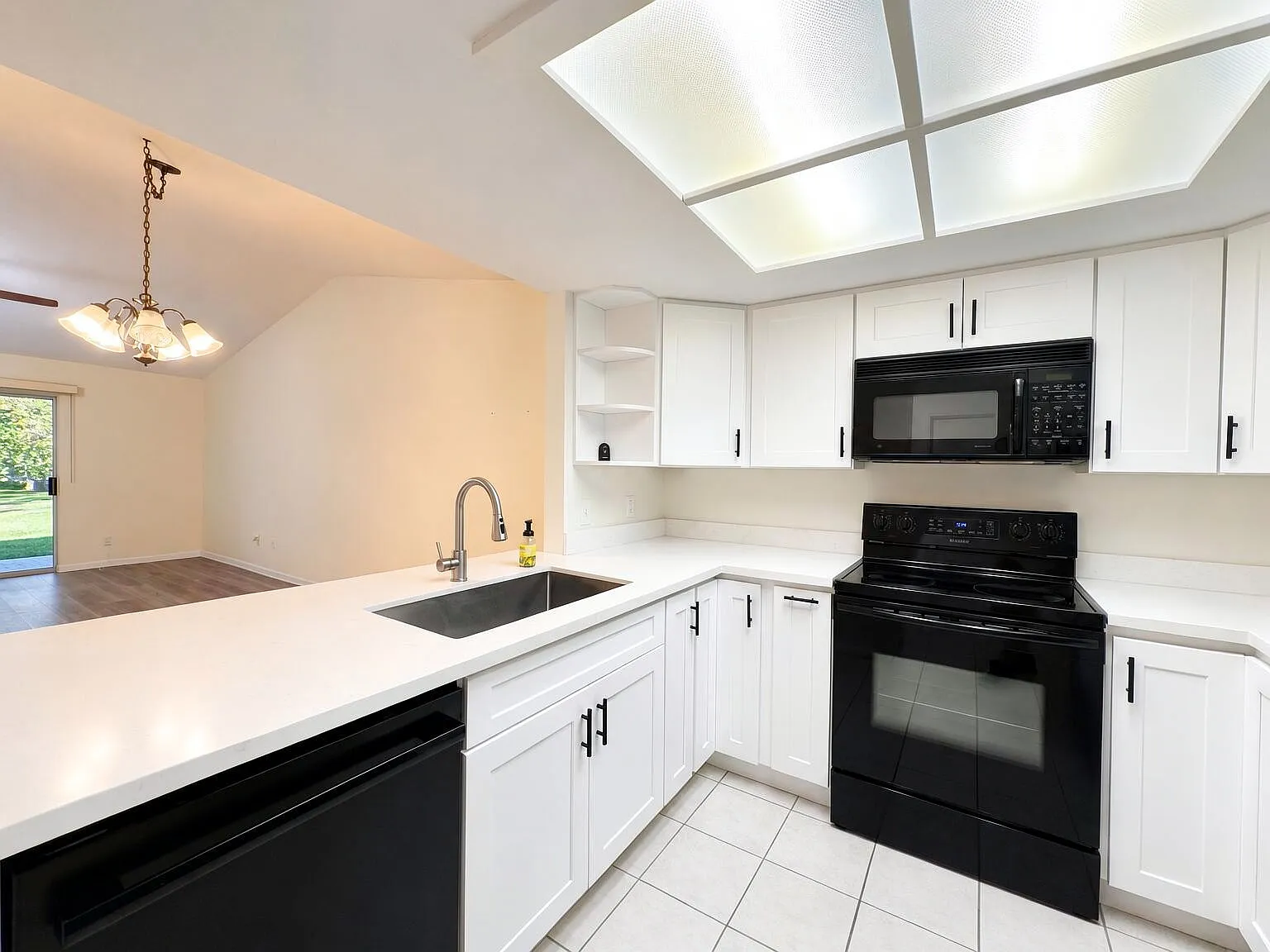 2 bed, 2.0 bath, 1250 sqft, $1,600 — Photo 2