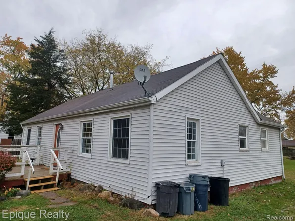 1916 Leland Rd, Smiths Creek, MI 48074