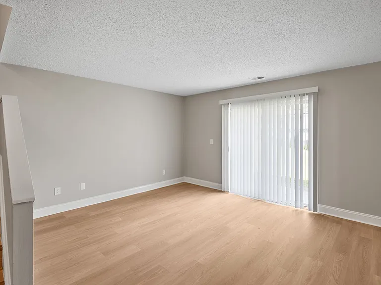 Colonial Pointe Apartments — Photo 44