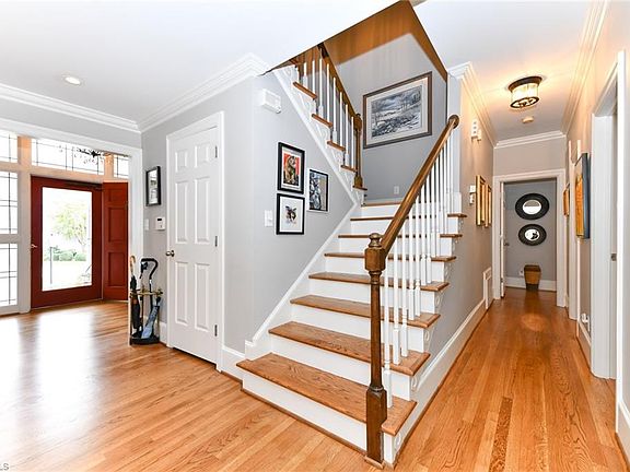 5th image of 2 Sommerton Dr