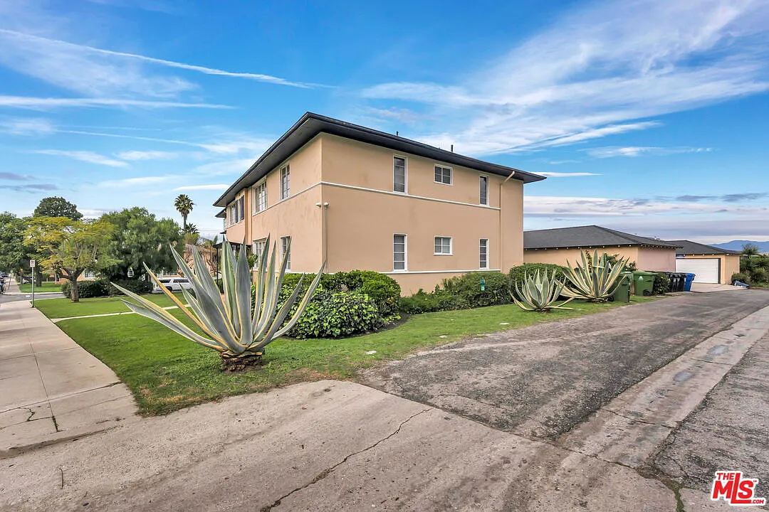 1 bed, 1.0 bath, 11974 sqft, $2,200 — Photo 3