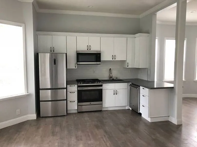 828 Milton St — Photo 2
