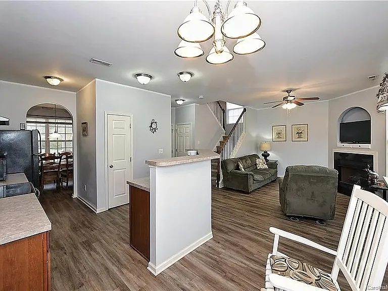 7425 Wallace Ln — Photo 4