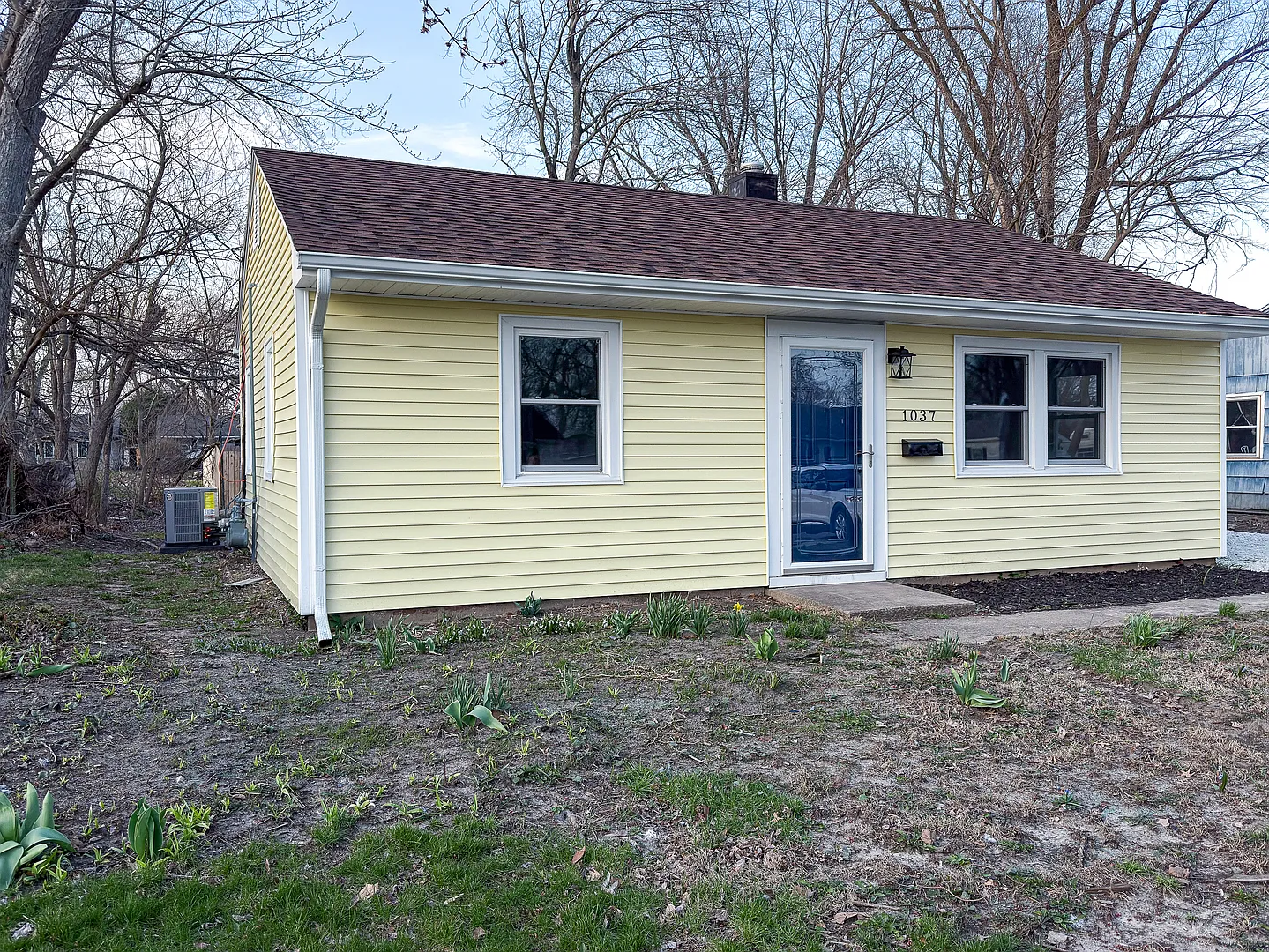 1037 Eastview Dr photo 1