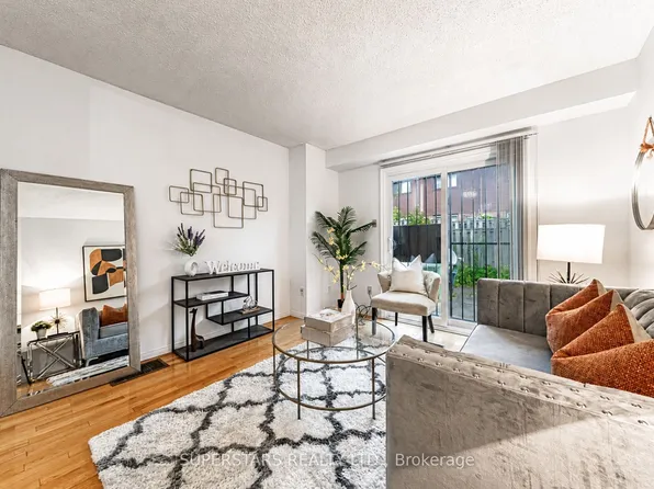 275 Broadview Ave #10, Toronto, ON M4M 3H5