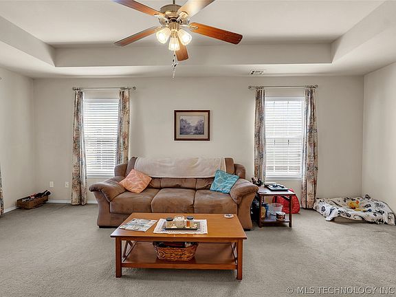 5th image of 116 W Fairlane Pl