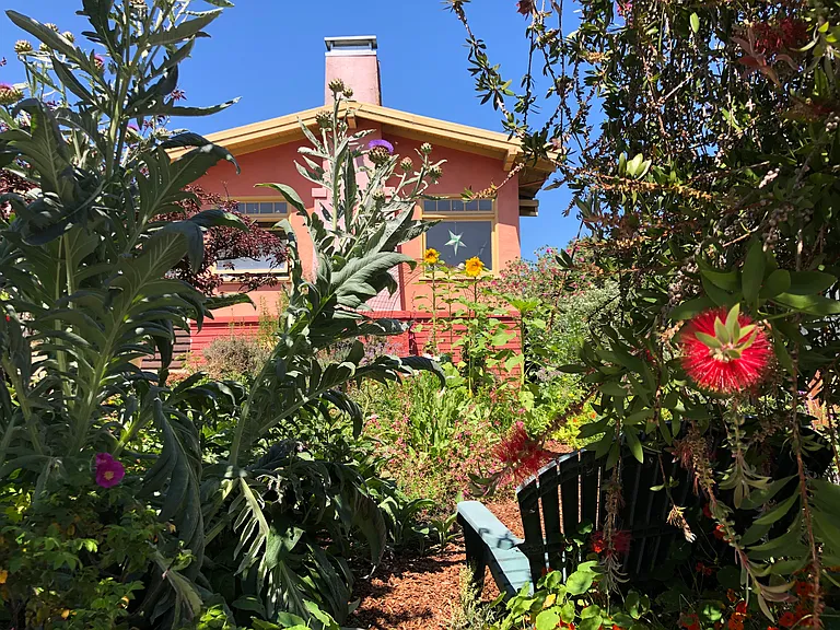 681 Victoria St — Photo 18