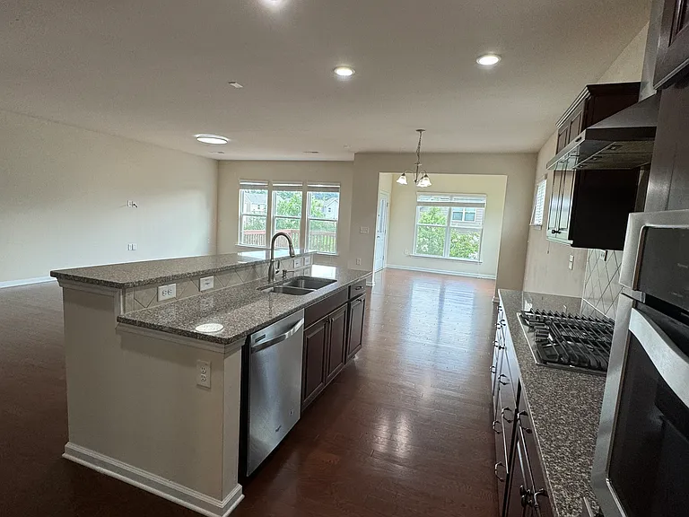 925 Lemster Ln — Photo 24