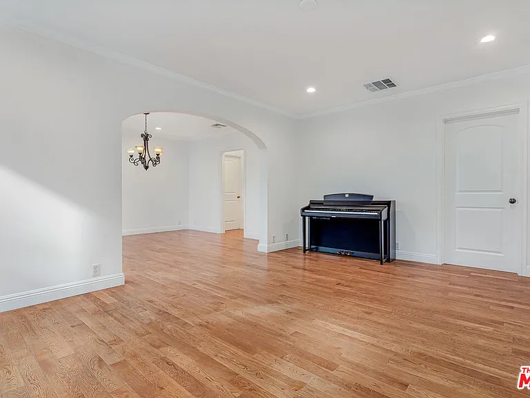 409 N Kilkea Dr — Photo 8