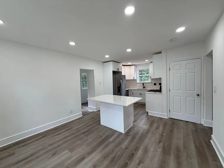 139 Lee Ave NE — Photo 3