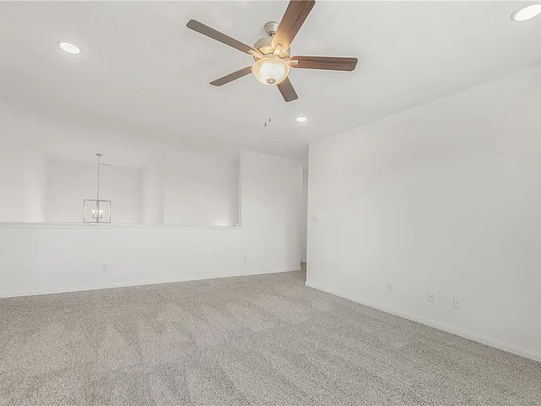 1386 Kingsgate Dr — Photo 21