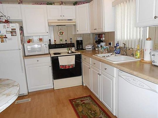 2nd image of 111 Camellia Dr