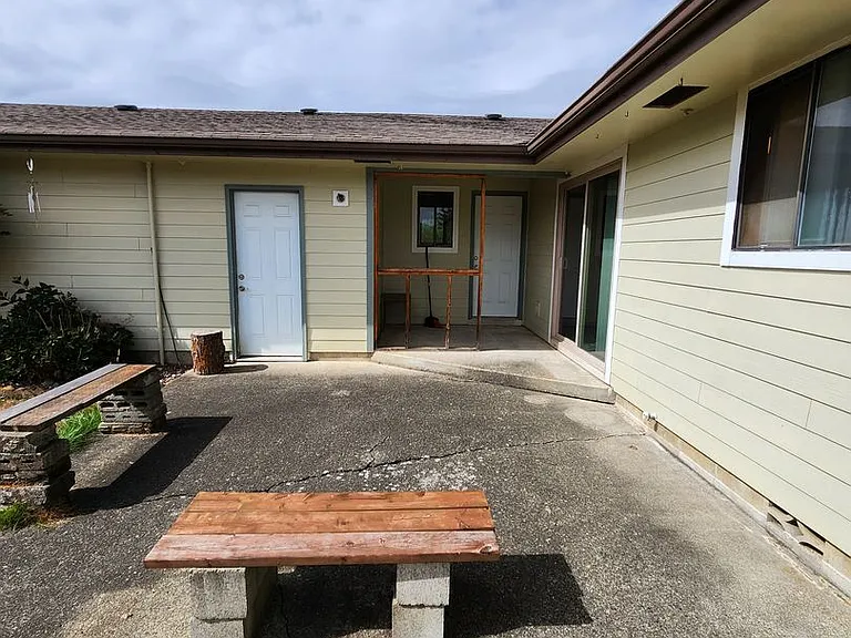 2412 Eureka Ave — Photo 19