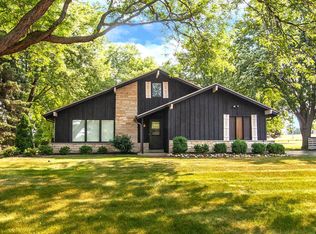 W282N6604 Irving Pl, Hartland, WI 53029