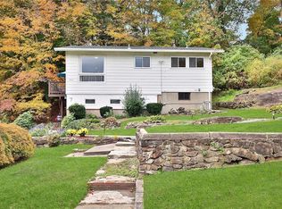 7 Clovebrook Rd, Valhalla, NY 10595