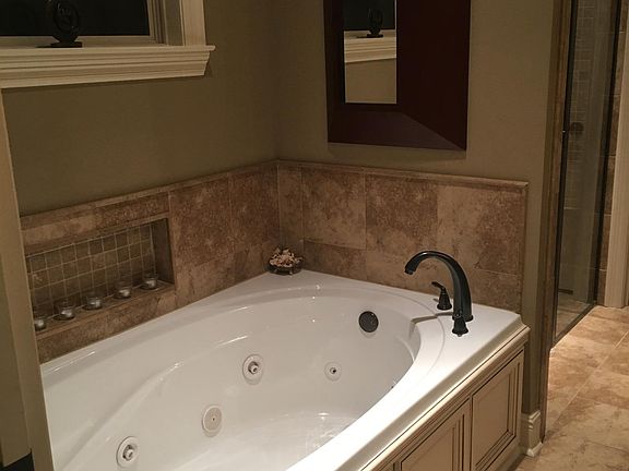 Master Bath/Jacuzzi Tub