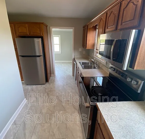 890 N 10th St — Photo 5