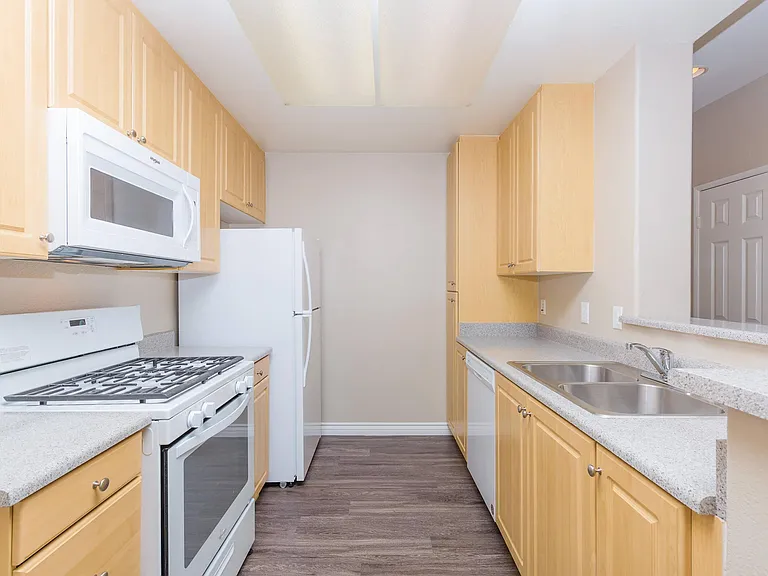 Laurel Glen Apartment Homes — Photo 19