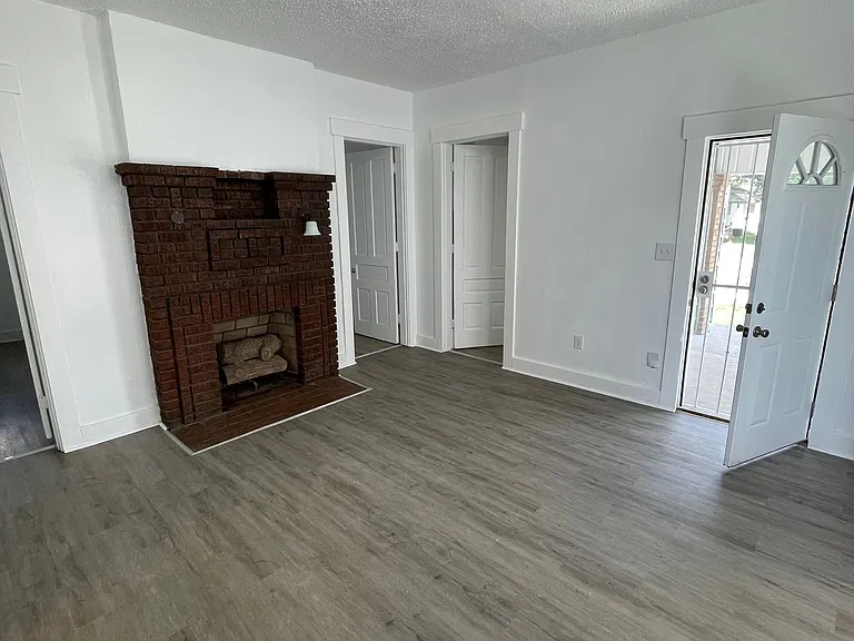 2022 Leo St — Photo 3