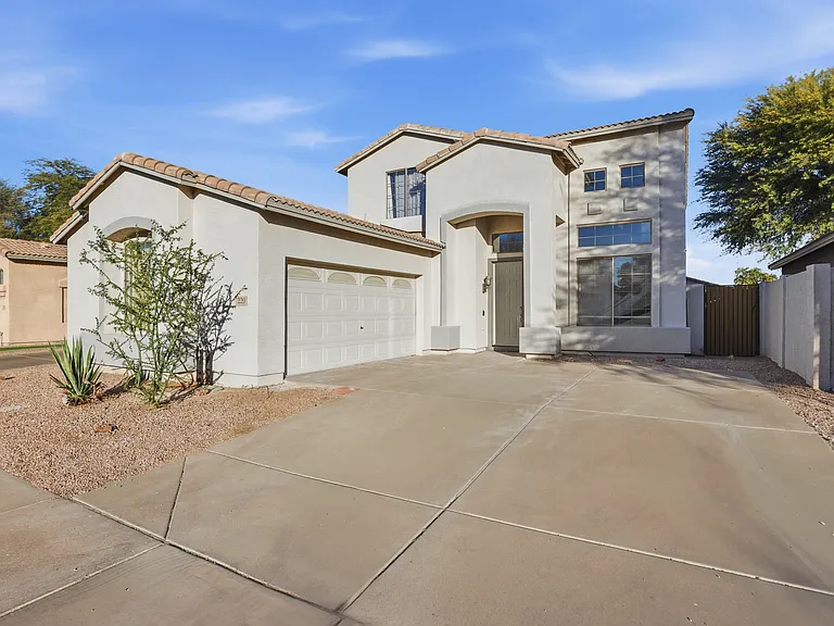 220 W Beechnut Pl — Photo 1