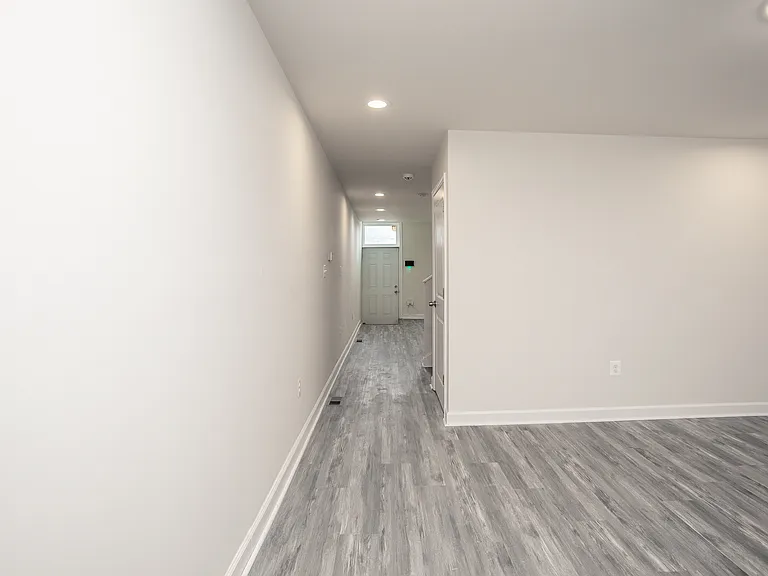 719 E 20th St — Photo 34