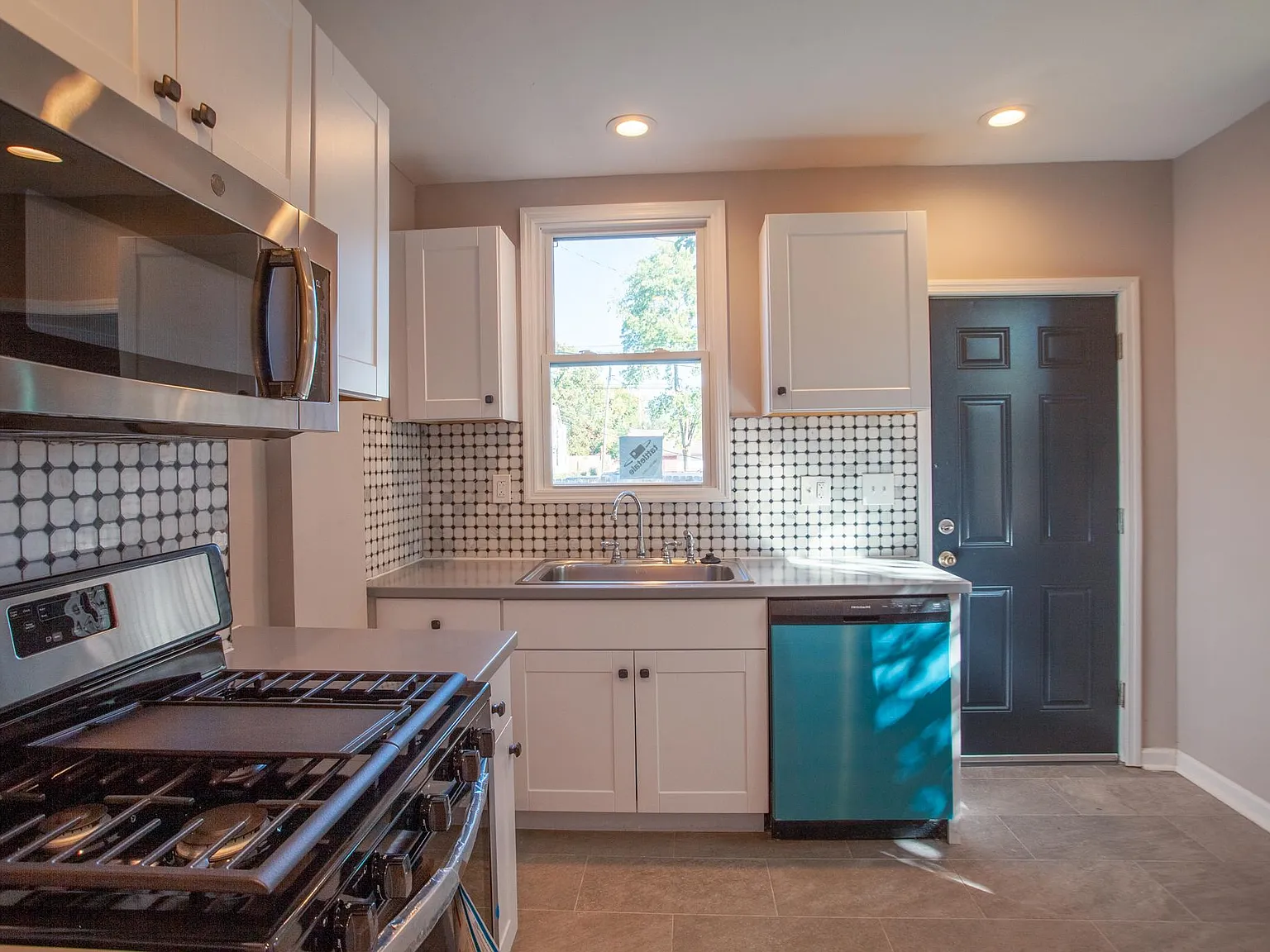 716 Gilbert St — Photo 4