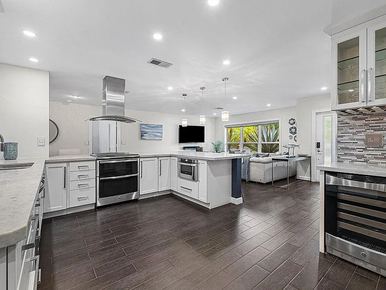855 Berkeley St — Photo 13