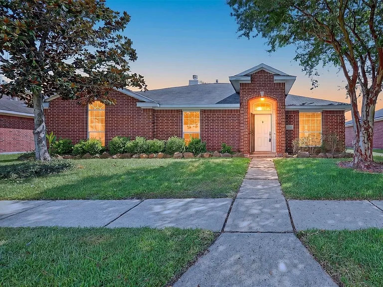 15307 Flemington Ave — Photo 1