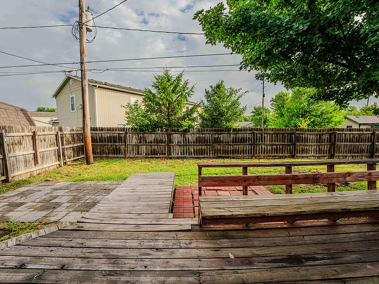 225 Parker Dr — Photo 9