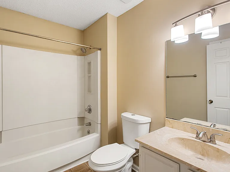 Upstairs Full Bathroom