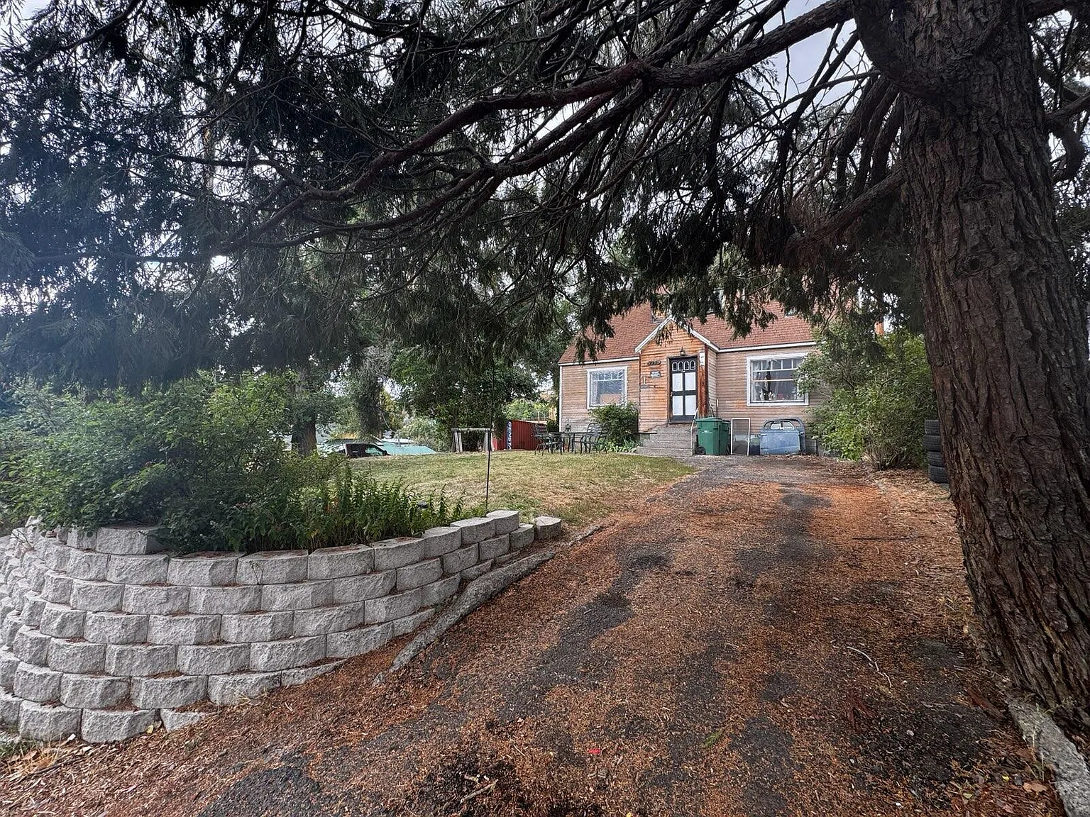 1740 Riverside Dr photo 1